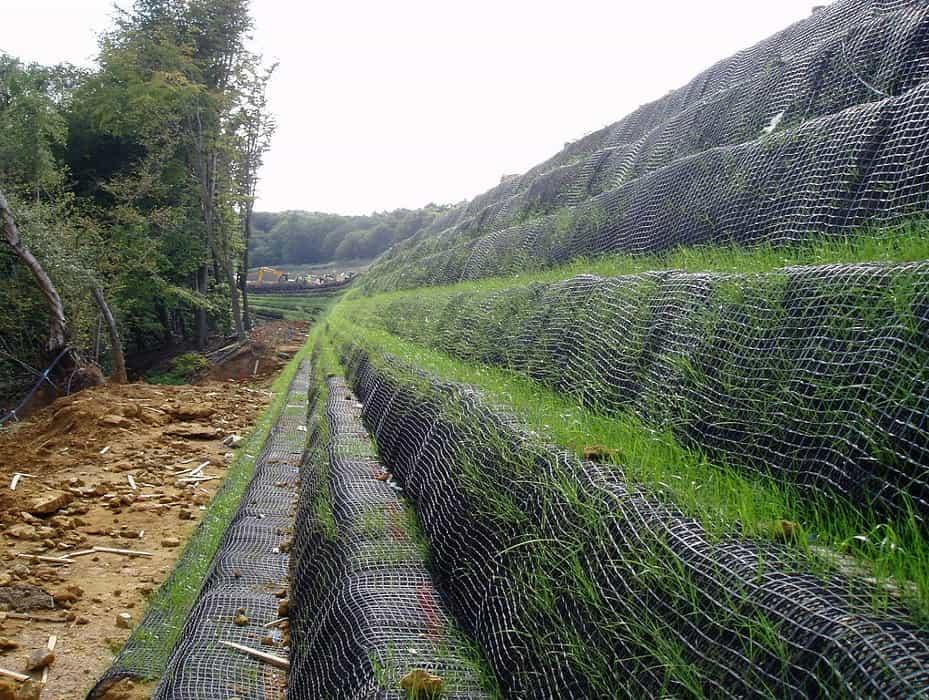 Kỹ sư giám sát quy trình thi công vải địa kỹ thuật gia cường 200/50 trên công trường đường cao tốc