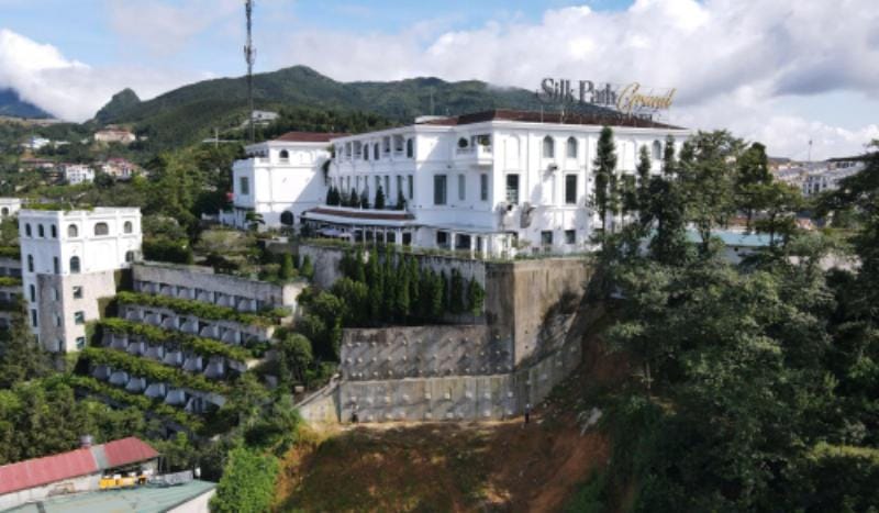 Vải địa kỹ thuật không dệt được sử dụng để gia cố mái dốc, ngăn chặn xói mòn và sạt lở đất nhờ vào cường độ chịu kéo của nó