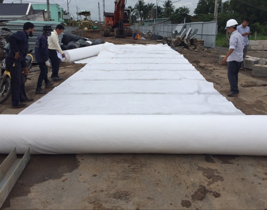 Vải địa kỹ thuật đóng vai trò phân cách các lớp vật liệu, ngăn chặn sự trộn lẫn và duy trì tính toàn vẹn của nền đường