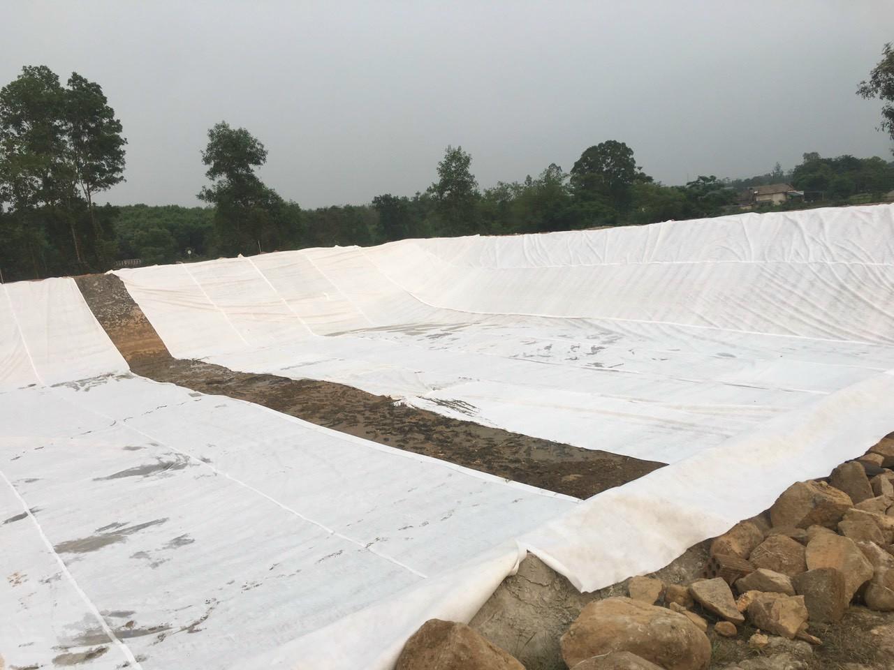 Vật liệu đá dăm được lựa chọn kỹ lưỡng để bảo vệ bạt HDPE