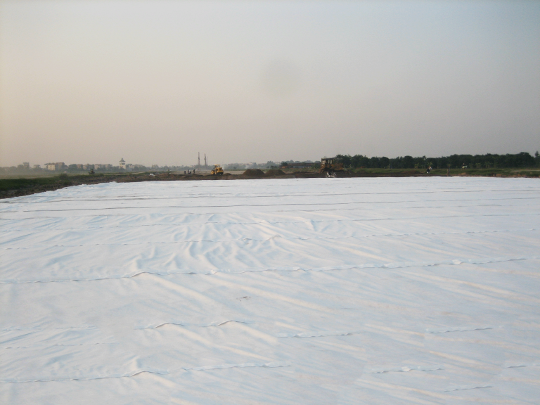 Vải địa kỹ thuật không dệt được ứng dụng rộng rãi trong các công trình giao thông và thủy lợi