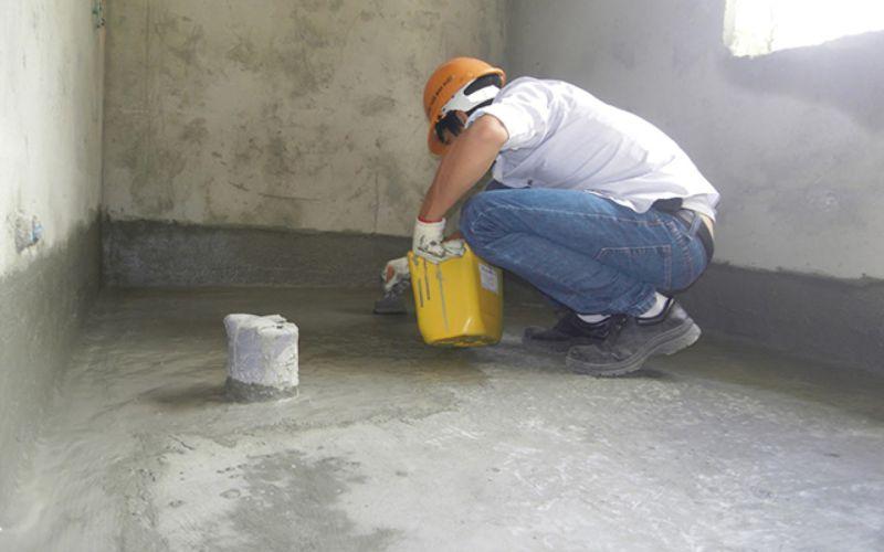 Vệ sinh và chuẩn bị bề mặt kỹ lưỡng là bước đầu tiên quyết định hiệu quả chống thấm Sika