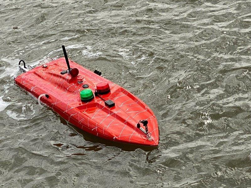 Thiết bị cảm biến IoT giám sát các chỉ số môi trường nước trong ao nuôi thủy sản, cung cấp dữ liệu thời gian thực cho người quản lý.