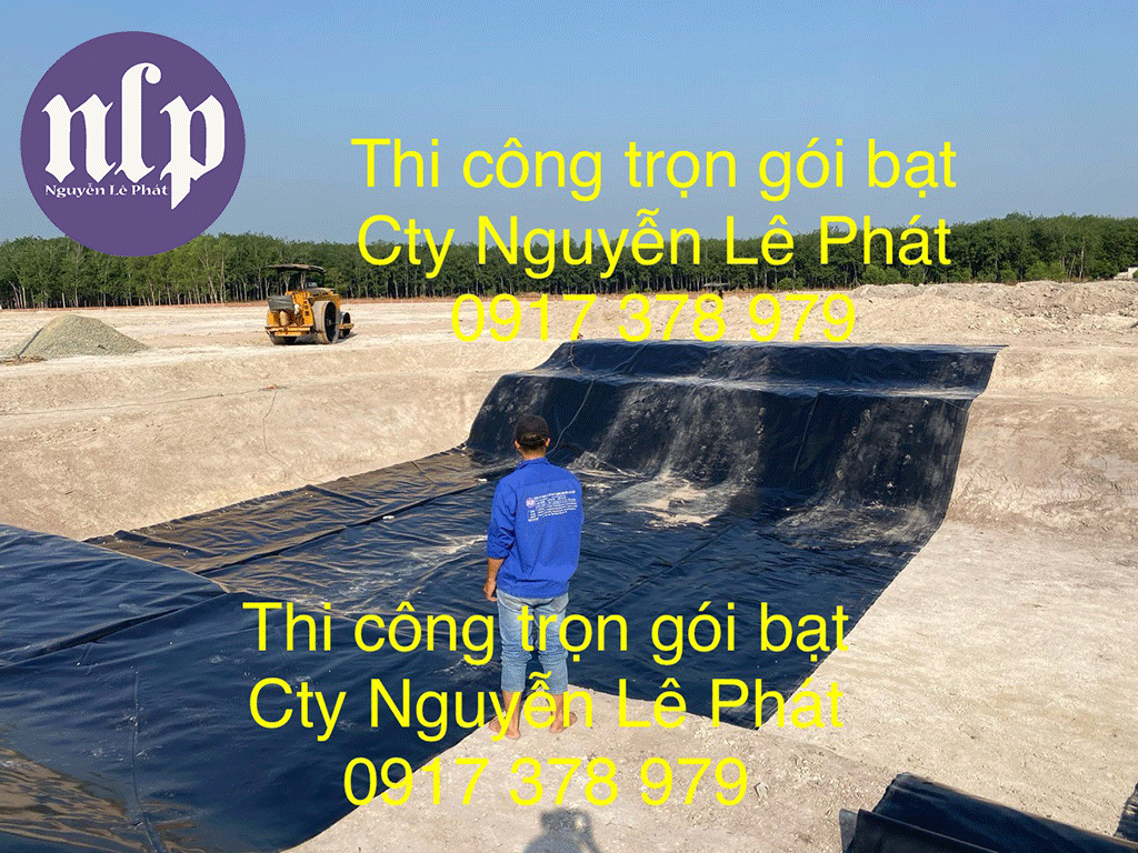 Hình ảnh thực tế một ao sinh học xử lý nước thải chăn nuôi được lót màng chống thấm HDPE đúng kỹ thuật, mái dốc ổn định