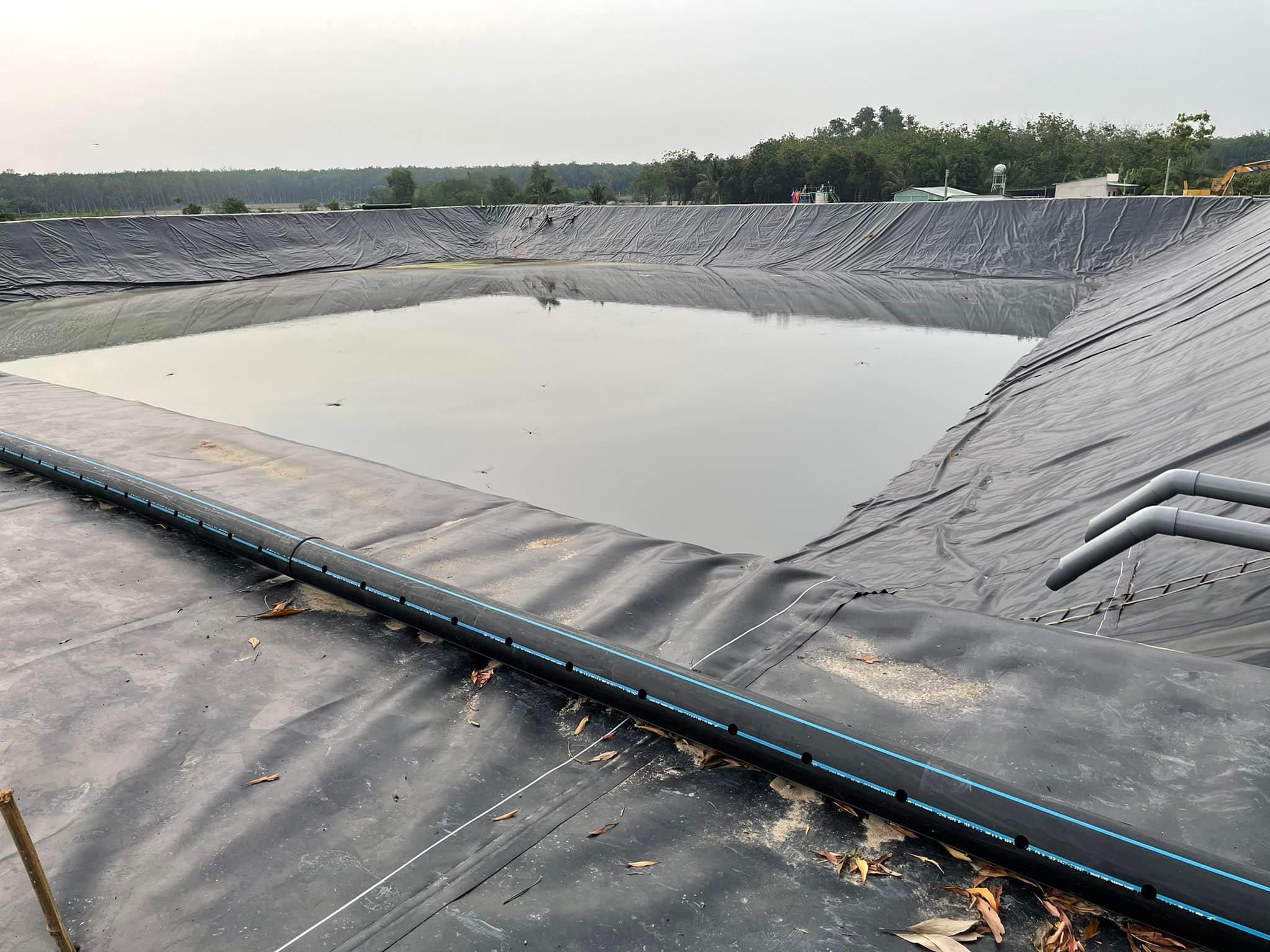 Lớp bảo vệ bề mặt sau khi trải màng HDPE cho ao nuôi tôm.