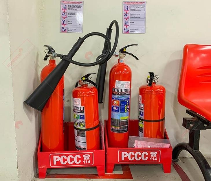Bình chữa cháy CO2 được trang bị để đảm bảo an toàn phòng cháy chữa cháy tại các khu vực nhạy cảm, nơi yêu cầu không để lại cặn, đặc biệt hiệu quả cho các công trình môi trường.