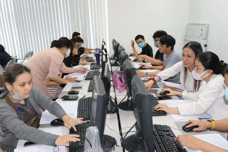 Cảnh quan bên ngoài Trung tâm Tin học SaigonTech