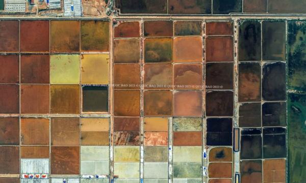 Toàn cảnh ruộng muối Thái Bình nhìn từ trên cao với các ô ruộng vuông vức và người diêm dân đang làm việc