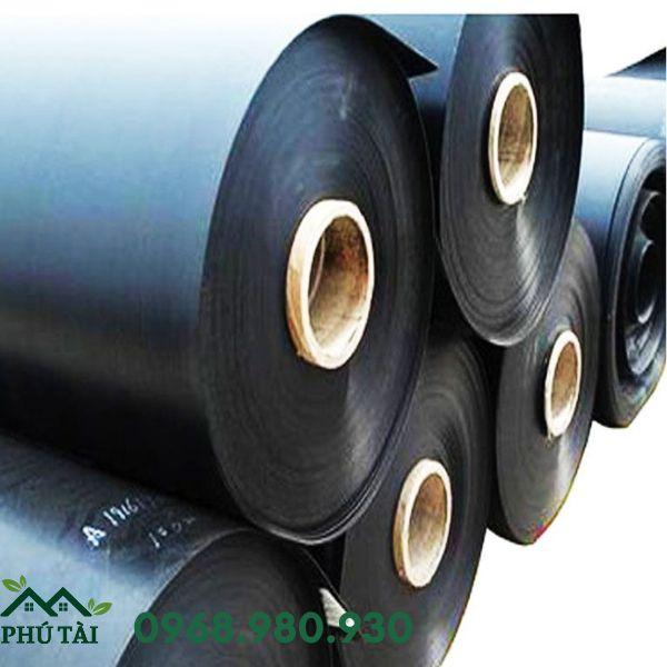 Cận cảnh bề mặt của một cuộn bạt HDPE màu đen dùng để lót ao tôm, cho thấy độ dày và kết cấu vật liệu chắc chắn.