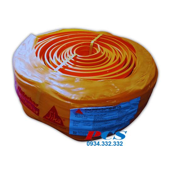 Kỹ sư đang thi công lớp chống thấm conmik seal 100 cho tầng hầm công trình, đảm bảo ngăn chặn nước thấm hiệu quả.