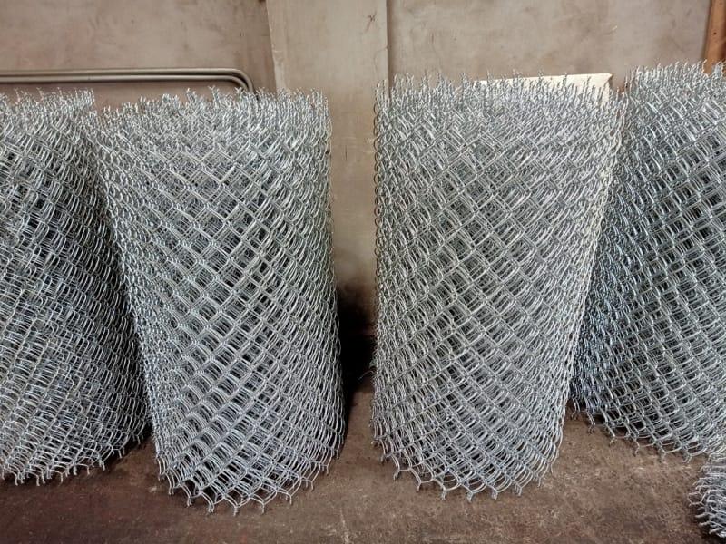 Cận cảnh dây thép mạ kẽm nhúng nóng được bọc thêm lớp nhựa PVC màu xám để tăng cường khả năng chống ăn mòn trong môi trường biển.