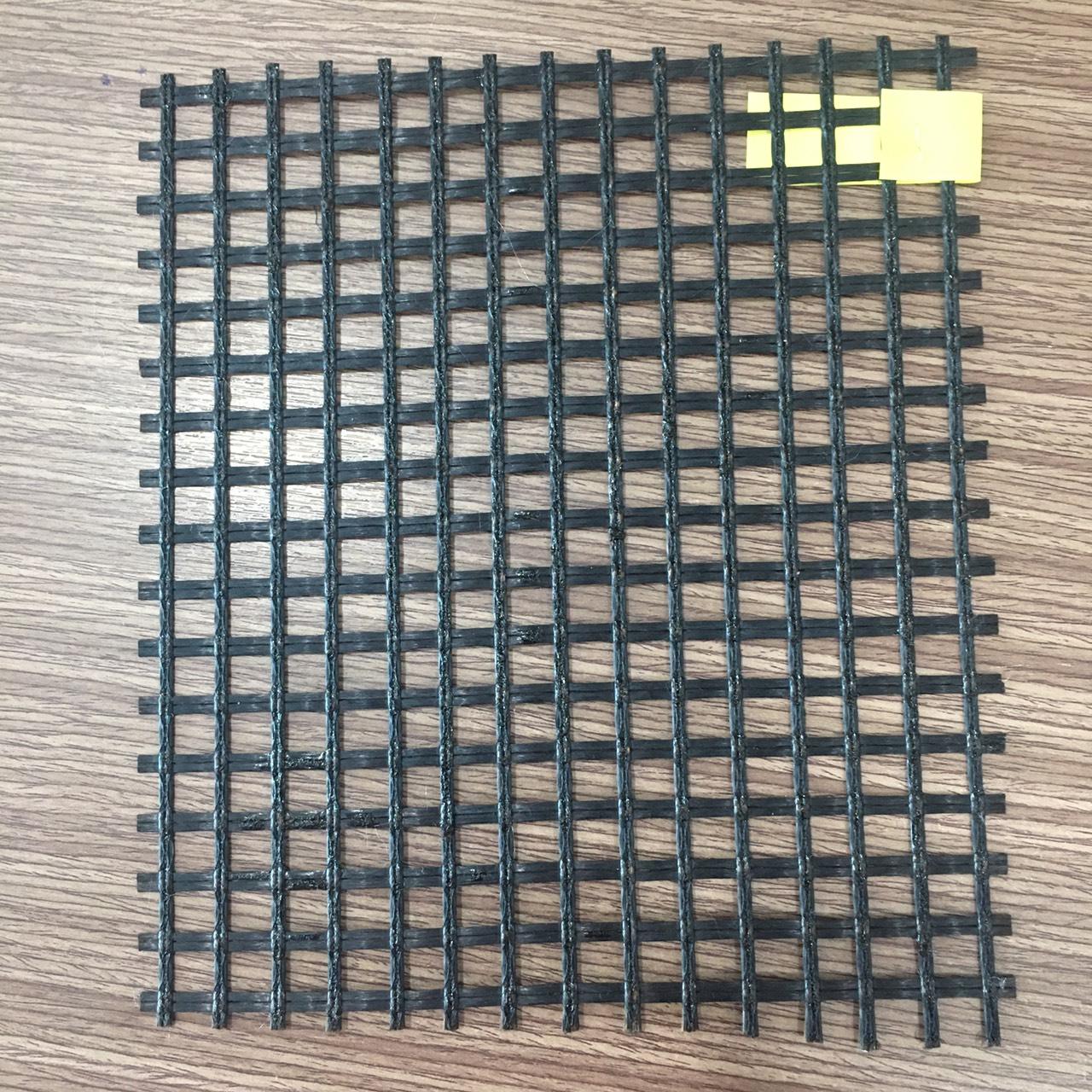 Kỹ sư đang kiểm tra quá trình định vị lớp vải địa kỹ thuật không dệt trên mặt bằng thi công đã được san phẳng cẩn thận