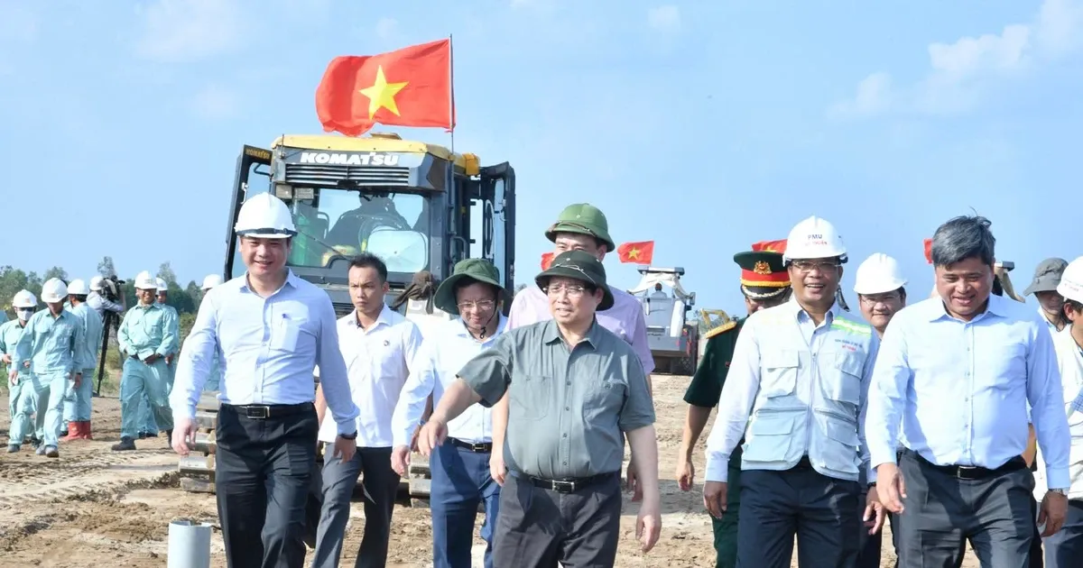 Hình ảnh thực tế công trường thi công dự án kè sông Cần Thơ với máy móc và công nhân đang làm việc tích cực