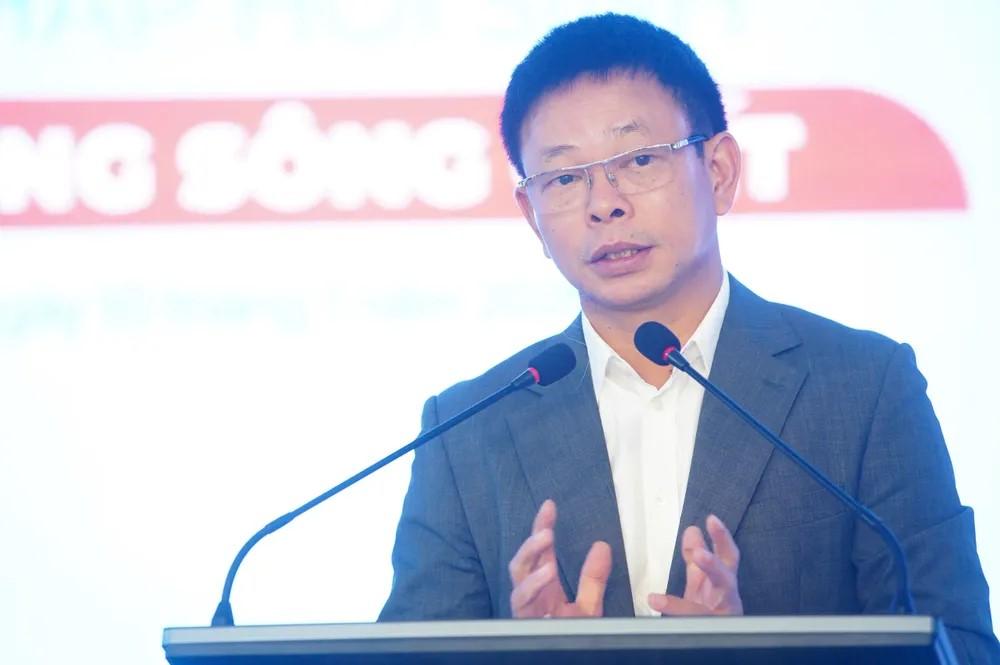 Hình ảnh toàn cảnh công trường thi công dự án kè sông Nhuệ với máy xúc và vật liệu xây dựng hai bên bờ