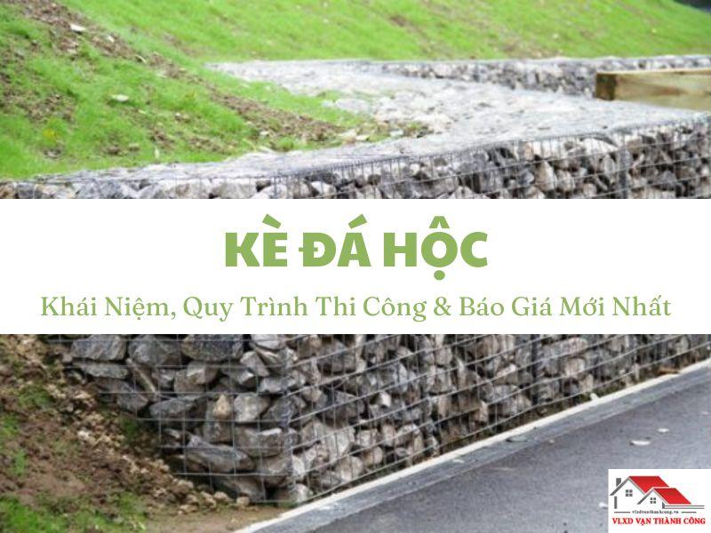 Hình ảnh thực tế một công trình đang thi công gia cố mái taluy đào bằng các khối rọ đá xếp chồng lên nhau một cách chắc chắn