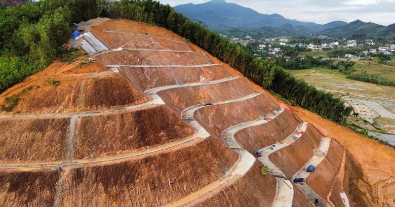 Hình ảnh công trình kè rọ đá đang được xây dựng để bảo vệ an toàn cho các điểm dân cư sinh sống tại vùng núi Việt Nam khỏi sạt lở