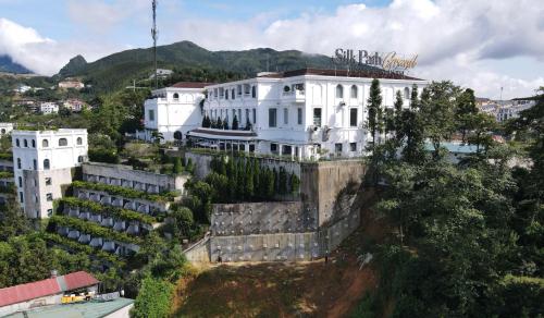 Mô tả giải pháp đóng neo rọ đá vào nền đất dốc, minh họa việc gia cố sườn đồi bằng các khối rọ đá được neo chặt vào lòng đất, tạo thành một kết cấu vững chãi chống sạt lở.