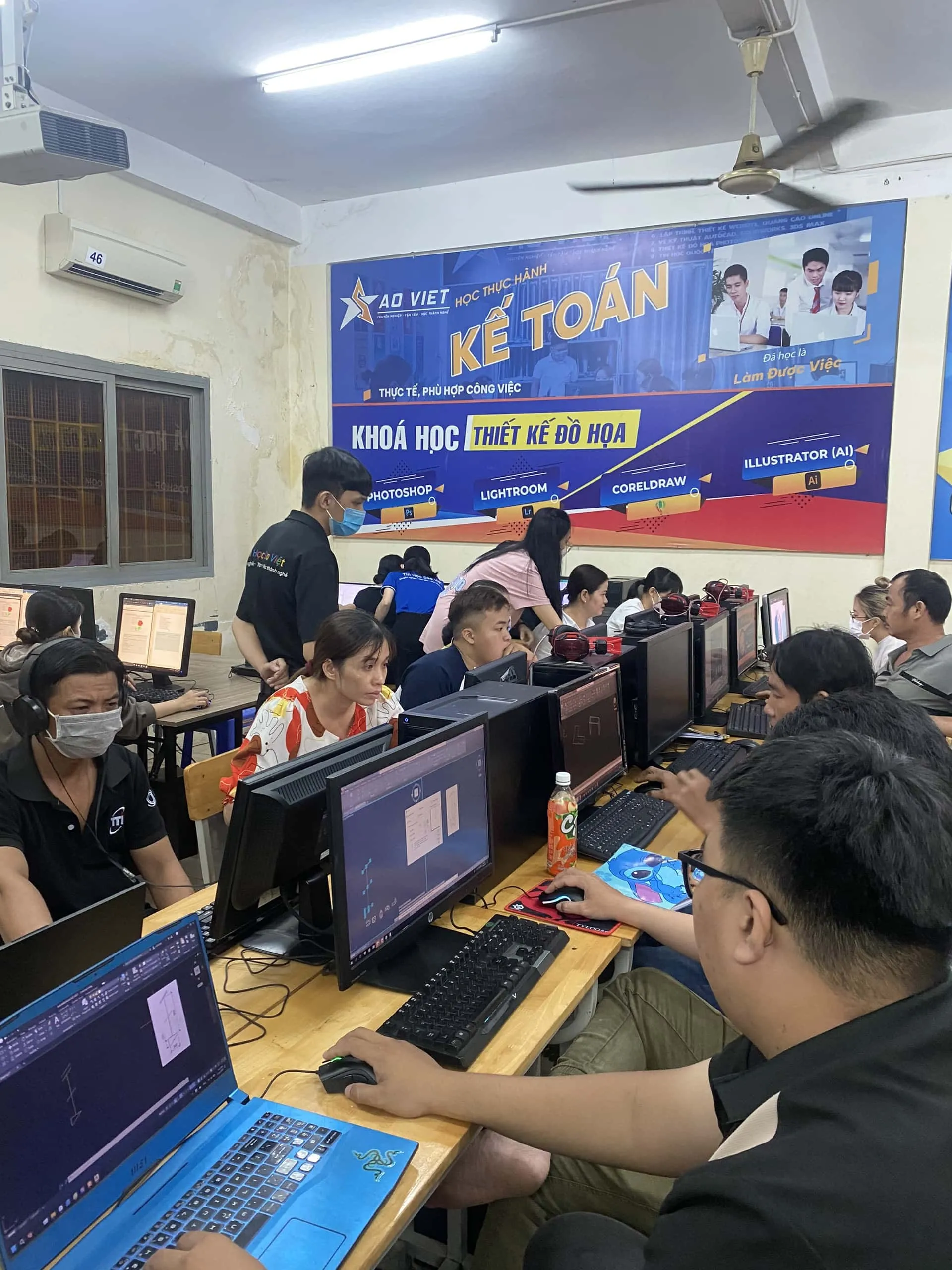 Giảng viên đang giảng dạy tại Trung tâm Đào tạo Tin học Quang Trung