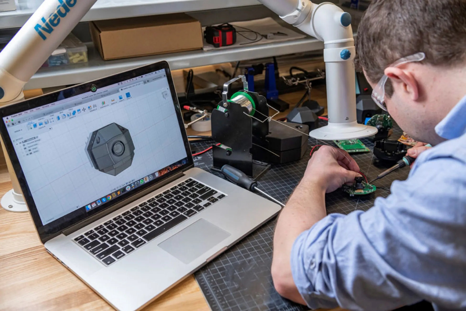 Giao diện phần mềm CAD với bản vẽ 2D và 3D