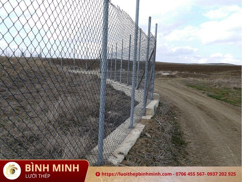 Hàng rào kẽm B40 quây quanh một công trình xây dựng nhà cao tầng đang thi công phần móng