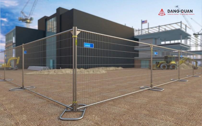 Hàng rào lưới B40 được lắp đặt xung quanh một công trường xây dựng, minh họa cho vai trò bảo vệ và phân định khu vực