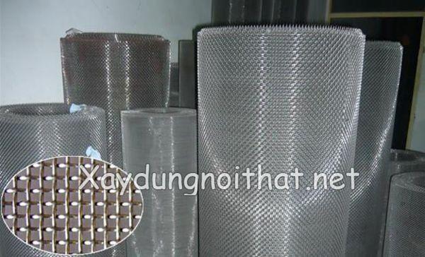 Hàng rào lưới thép mạ kẽm cao và vững chãi bao quanh một nhà máy sản xuất lớn