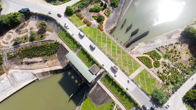 Hình ảnh một đoạn đê sông Thái Bình thuộc hệ thống đê điều Hải Dương trong mùa lũ, thể hiện tầm quan trọng của công trình