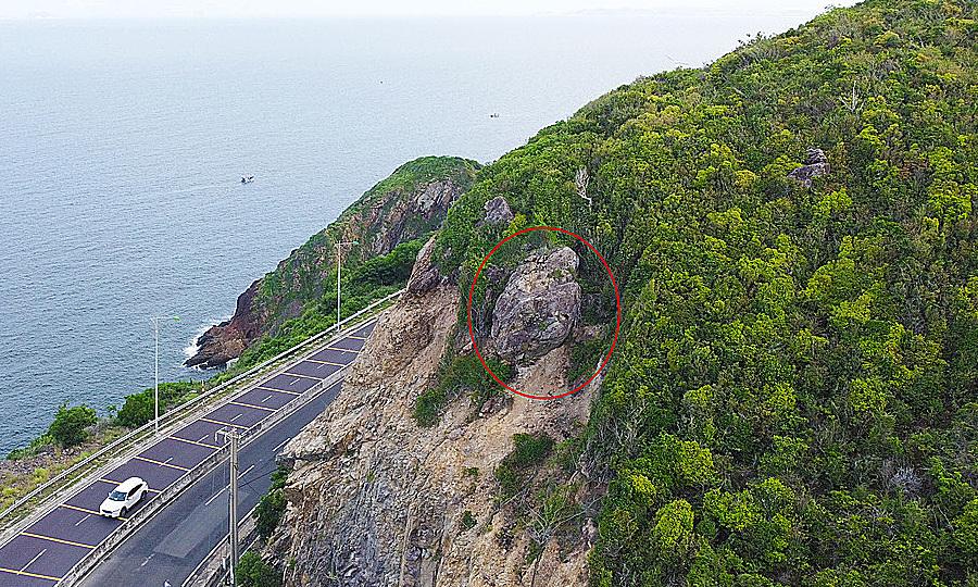 Hiện tượng đá lăn nguy hiểm trên các cung đường đèo núi ở Việt Nam với những tảng đá lớn nhỏ nằm rải rác bên đường