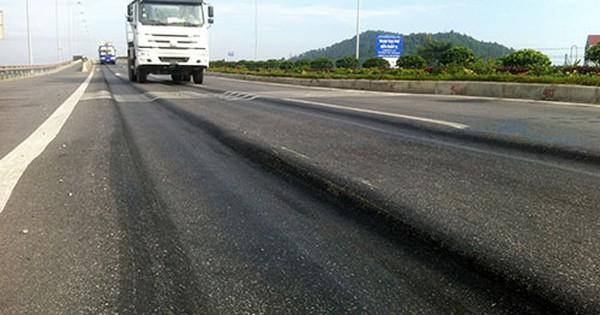 Cận cảnh hiện tượng hằn lún vệt bánh xe nghiêm trọng trên bề mặt lộ cao tốc, tạo thành hai rãnh sâu dọc theo làn đường