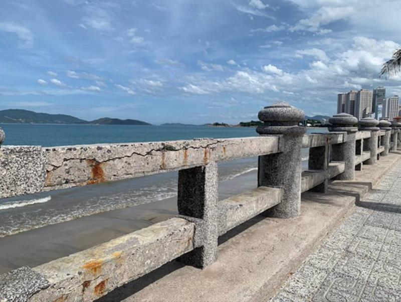 Hình ảnh minh họa cốt thép bị ăn mòn muối nghiêm trọng, gây nứt vỡ lớp bê tông bảo vệ trong một công trình ven biển.