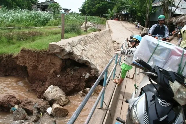 Hình ảnh thực tế về tình trạng sạt lở bờ sông Cái tại Nha Trang trước khi có dự án kè, cho thấy sự cấp bách của công trình.