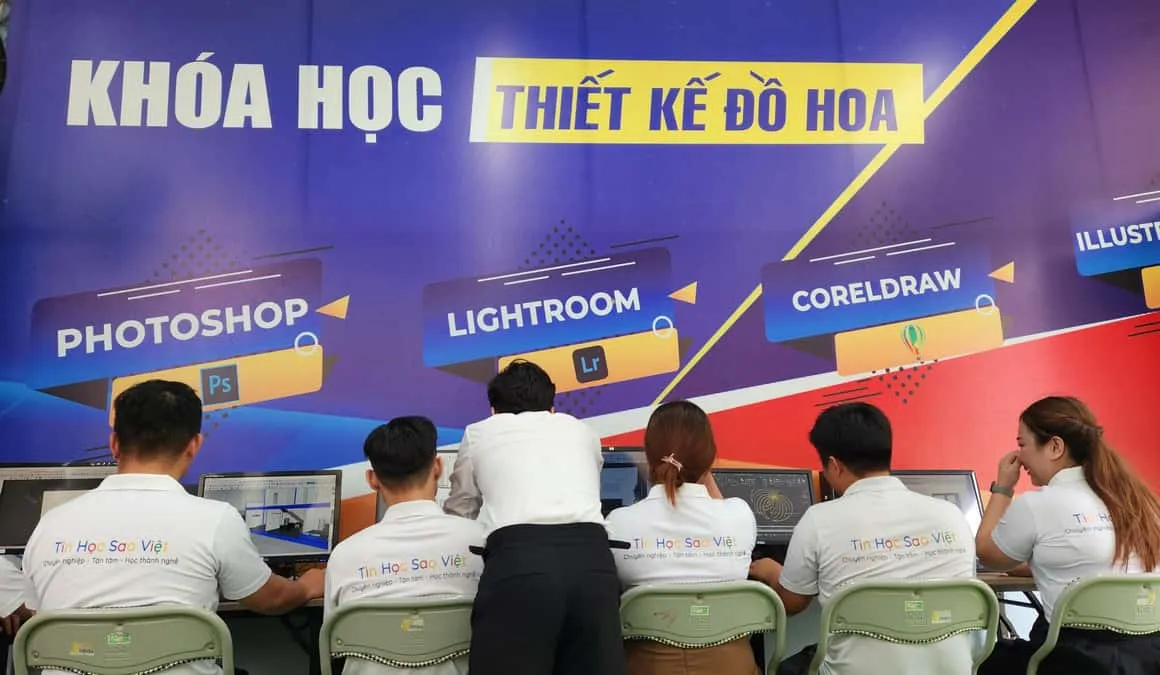 Học viên đang thực hành vẽ trên phần mềm AutoCAD