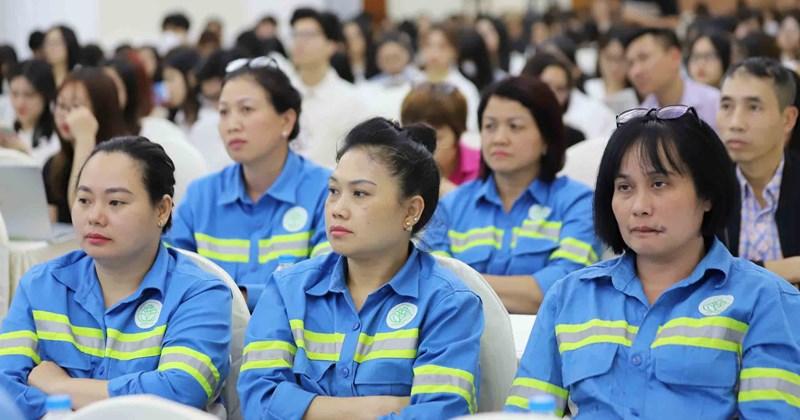 Một buổi huấn luyện an toàn lao động tại công trường, nhấn mạnh tầm quan trọng của việc bảo vệ sức khỏe công nhân khi thi công màng chống thấm HDPE.