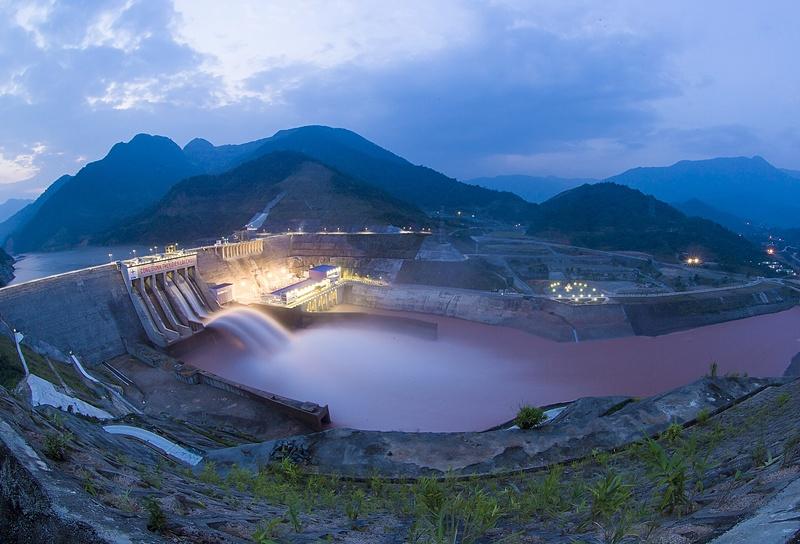 Mô hình kết cấu đập thủy điện và hệ thống xả lũ, minh họa tầm quan trọng của địa kỹ thuật trong thủy điện ialy mở rộng