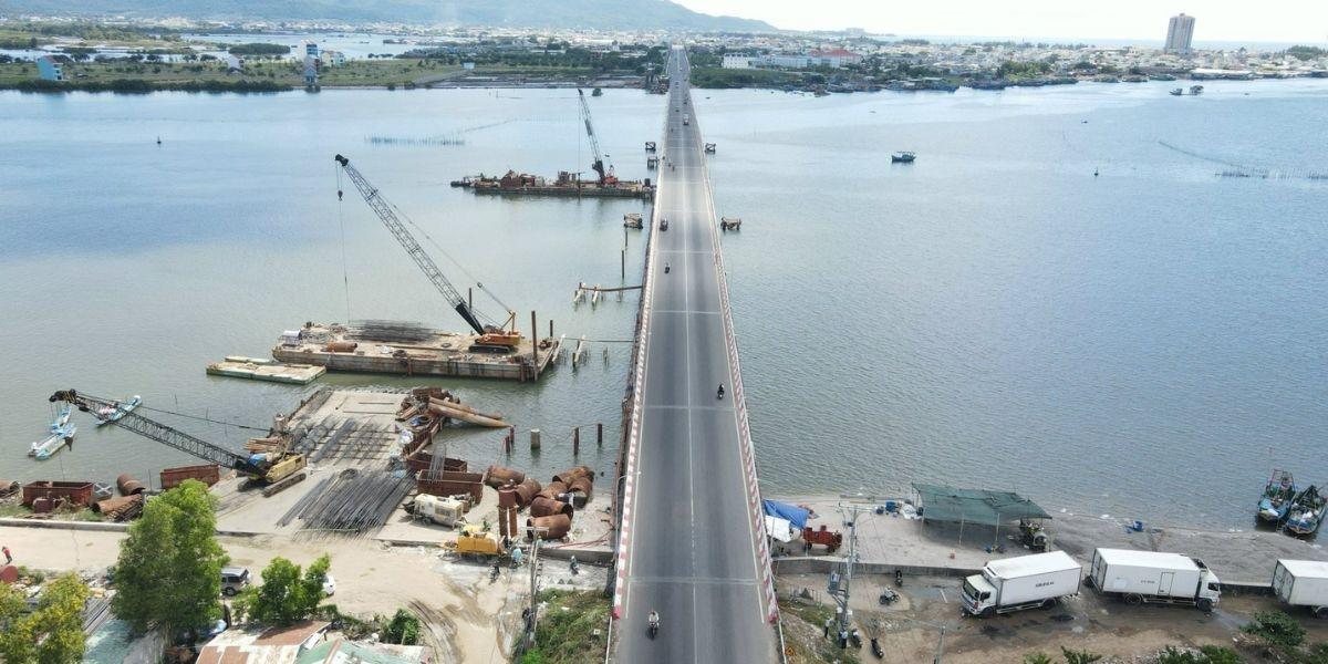 Một đội ngũ kỹ sư xây dựng công trình giao thông đang tiến hành khoan khảo sát địa chất tại một khu vực đồi núi để chuẩn bị cho dự án đường cao tốc.