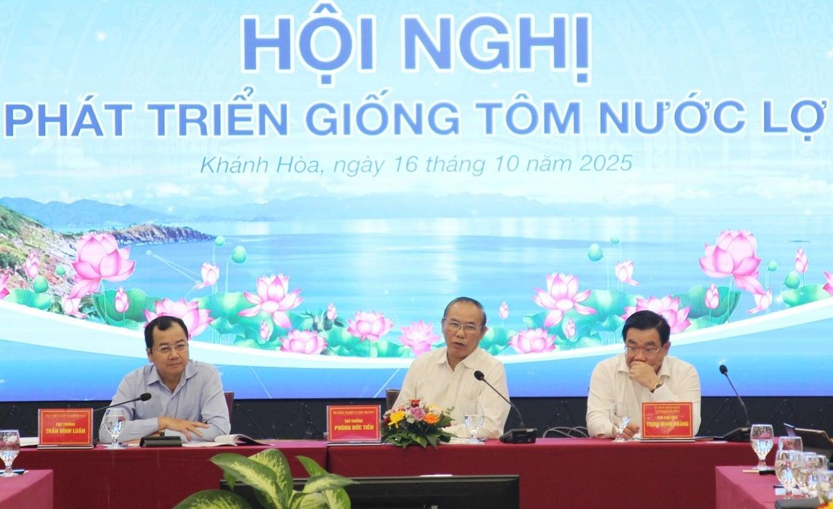 Kỹ sư đang thực hiện khảo sát địa chất cho dự án đê điều Hải Dương mới nhất để đảm bảo an toàn và tính bền vững của công trình