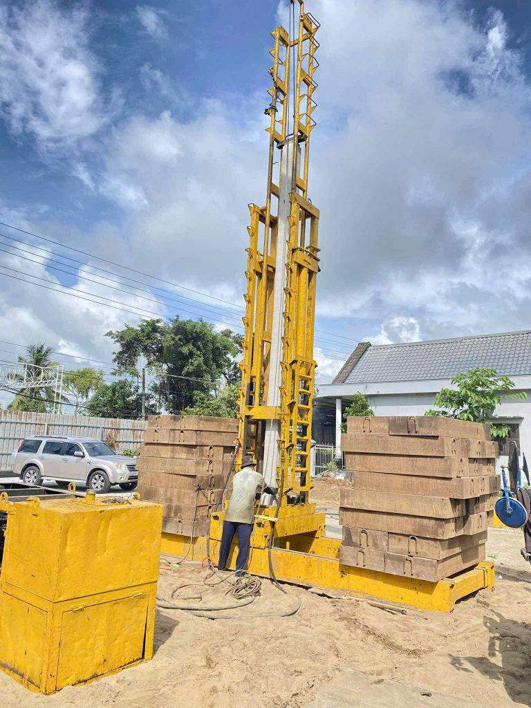 Khoan địa chất công trình là bước quan trọng để kiểm tra cấu trúc nền móng, xác định đặc điểm các lớp đất đá dưới lòng đất, từ đó đưa ra giải pháp thi công phù hợp và đảm bảo an toàn cho công trình.