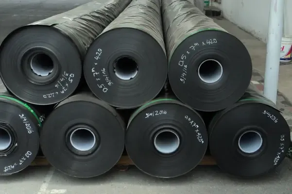 Mẫu màng HDPE đang được ngâm trong các dung dịch hóa chất trong phòng thí nghiệm địa kỹ thuật