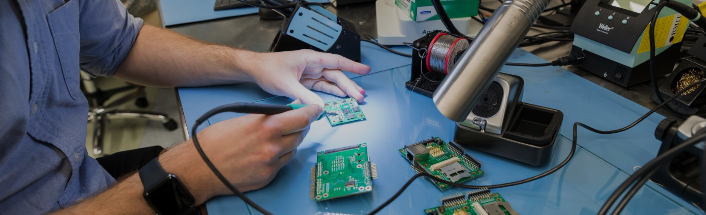 Kỹ sư cơ khí Việt Nam làm việc với hệ thống sản xuất tự động