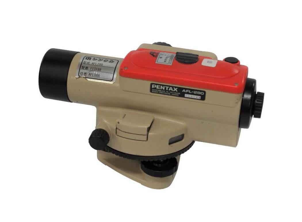 Kỹ sư địa kỹ thuật sử dụng máy GPS RTK để kiểm tra độ đầy và cao độ của ống địa kỹ thuật sau khi bơm cát