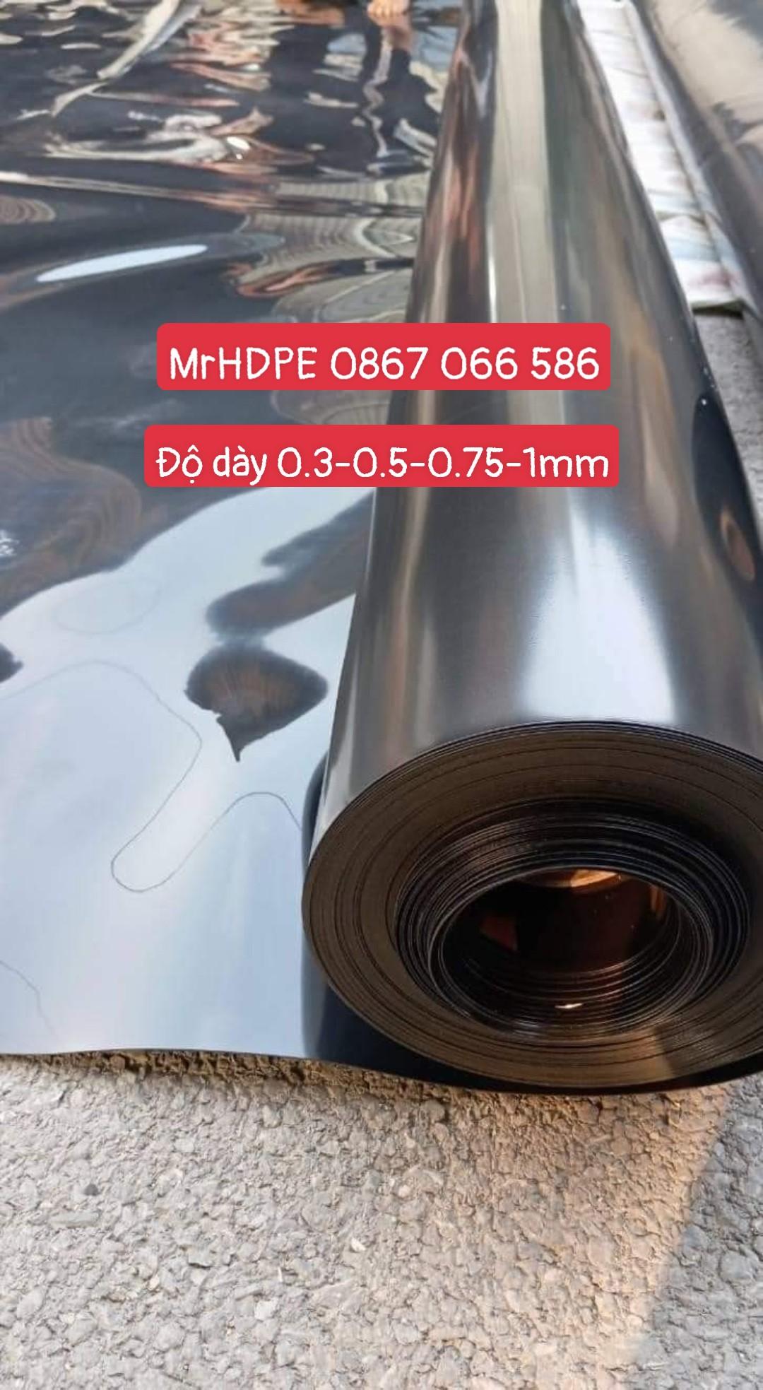 Kỹ thuật viên đang sử dụng máy hàn nhiệt chuyên dụng để thi công hầm biogas bằng màng HDPE giá rẻ