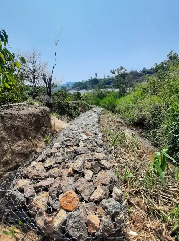 Kỹ thuật làm rọ đá cho công trình chỉnh trị dòng chảy yêu cầu sự tỉ mỉ, chính xác để đảm bảo độ bền vững.