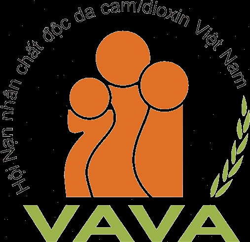 Hình ảnh so sánh trước và sau khi áp dụng phương pháp phân sinh học cải tạo đất, một bên là đất cát rời rạc, bên kia là khối đất rắn chắc.