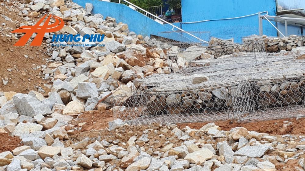 Một bức tường rọ đá bị biến dạng do sử dụng đá xếp không đúng yêu cầu kỹ thuật, gây sụt lún và mất ổn định