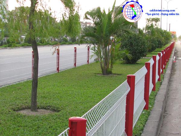 Cận cảnh lưới thép hàn sơn tĩnh điện màu đen làm hàng rào an ninh