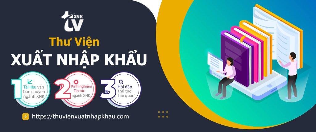 Ảnh chụp cận cảnh màn hình điều khiển kỹ thuật số trong cabin của máy đóng bấc thấm, hiển thị tọa độ GPS, độ sâu thi công hiện tại và áp lực đóng.