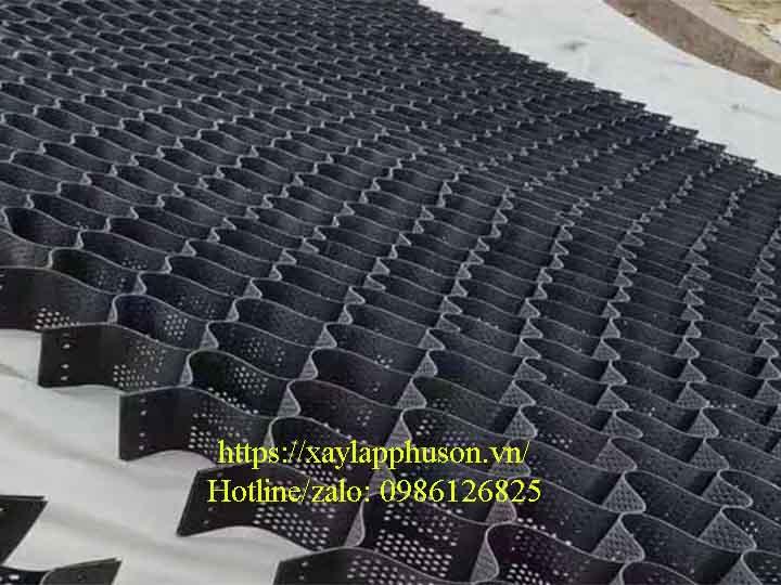 Màng HDPE được thi công trên bờ kè, mái dốc công trình để chống xói mòn do mưa