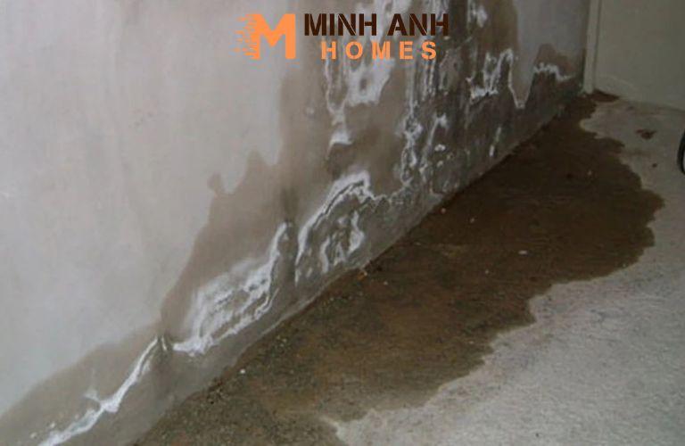 Hình ảnh cận cảnh một vết thủng trên tấm màng chống thấm HDPE màu đen, nguyên nhân là do một viên đá sắc nhọn từ lớp nền bên dưới đâm lên. 