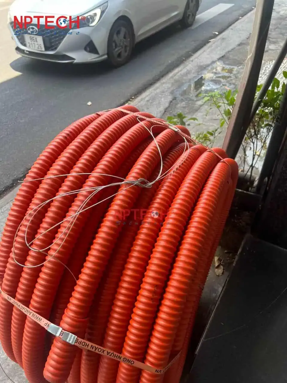 Cận cảnh cuộn màng chống thấm HDPE chất lượng cao cho thấy bề mặt nhẵn mịn và độ dày đồng đều, thể hiện khả năng bảo vệ khỏi kéo dãn lão hóa.