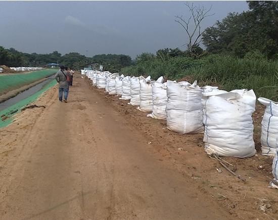 Màng HDPE chống thấm cho đập đất có độ thấm mạnh là giải pháp hiệu quả để kiểm soát dòng chảy.